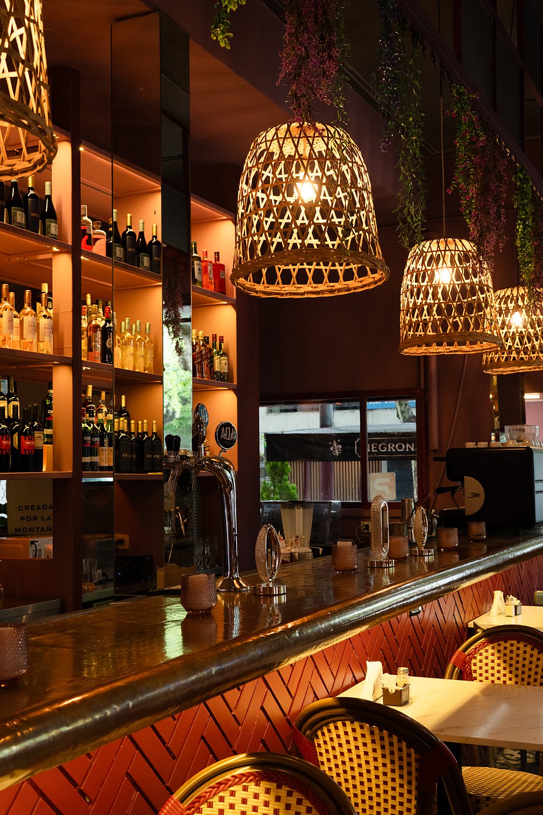 La barra de AIDA, con la bodega iluminada y lámparas de yute