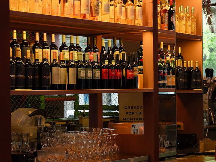La bodega detrás de la barra, con las botellas iluminadas