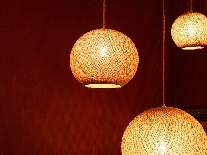 Lámparas de yute encendidas sobre los boxes
