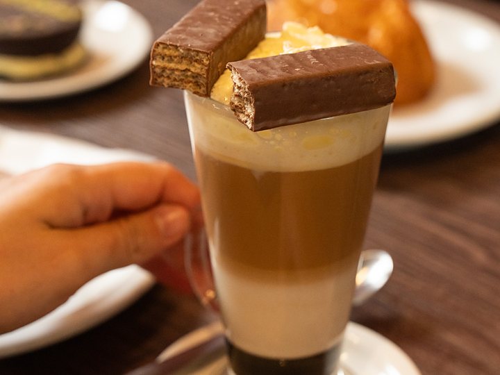 Nugatón cream: capuccino con caramelo, crema y chocolate