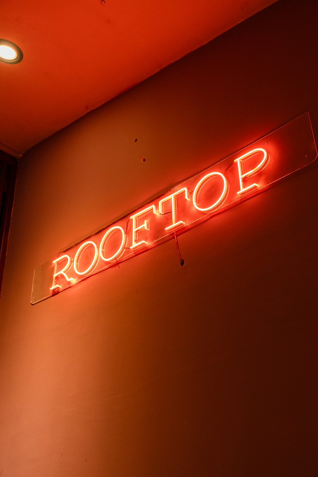 El cartel de neón del Rooftop